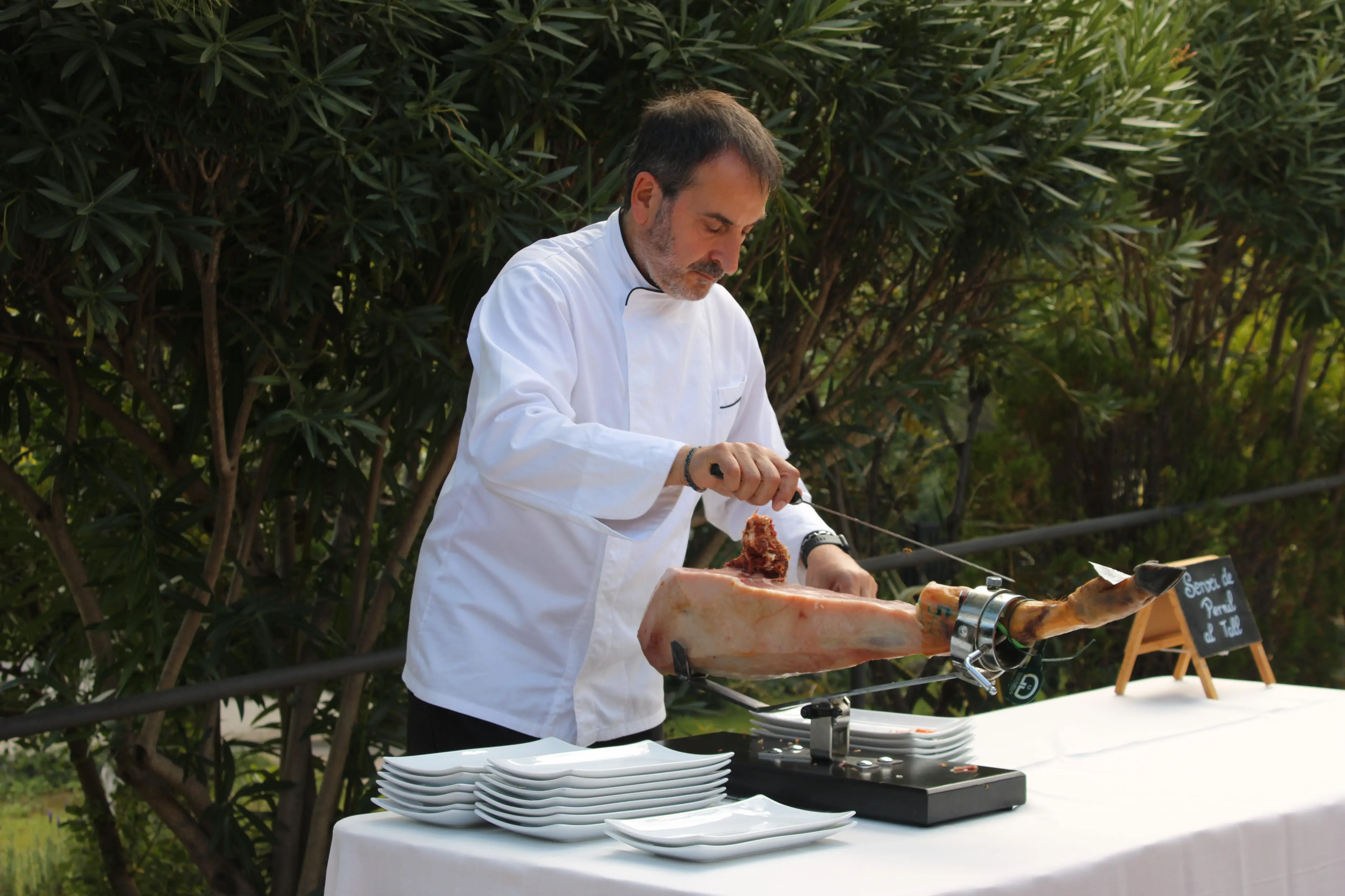 Maestro cortador de jamón ibérico cortando en evento de boda